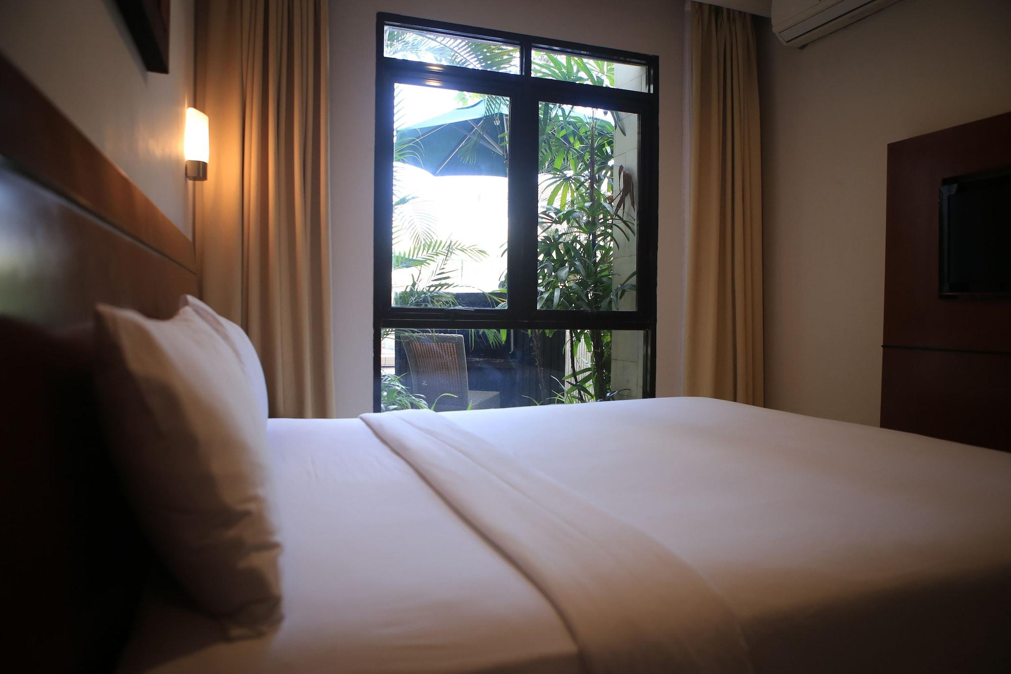 Grand Kuta Hotel And Residence Легиан Екстериор снимка
