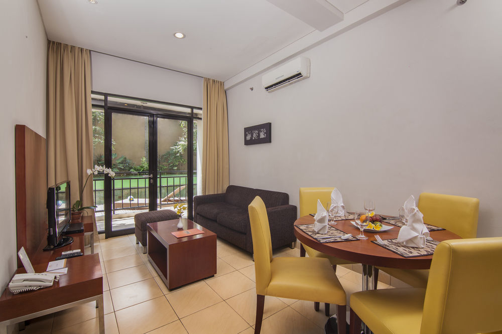 Grand Kuta Hotel And Residence Легиан Екстериор снимка